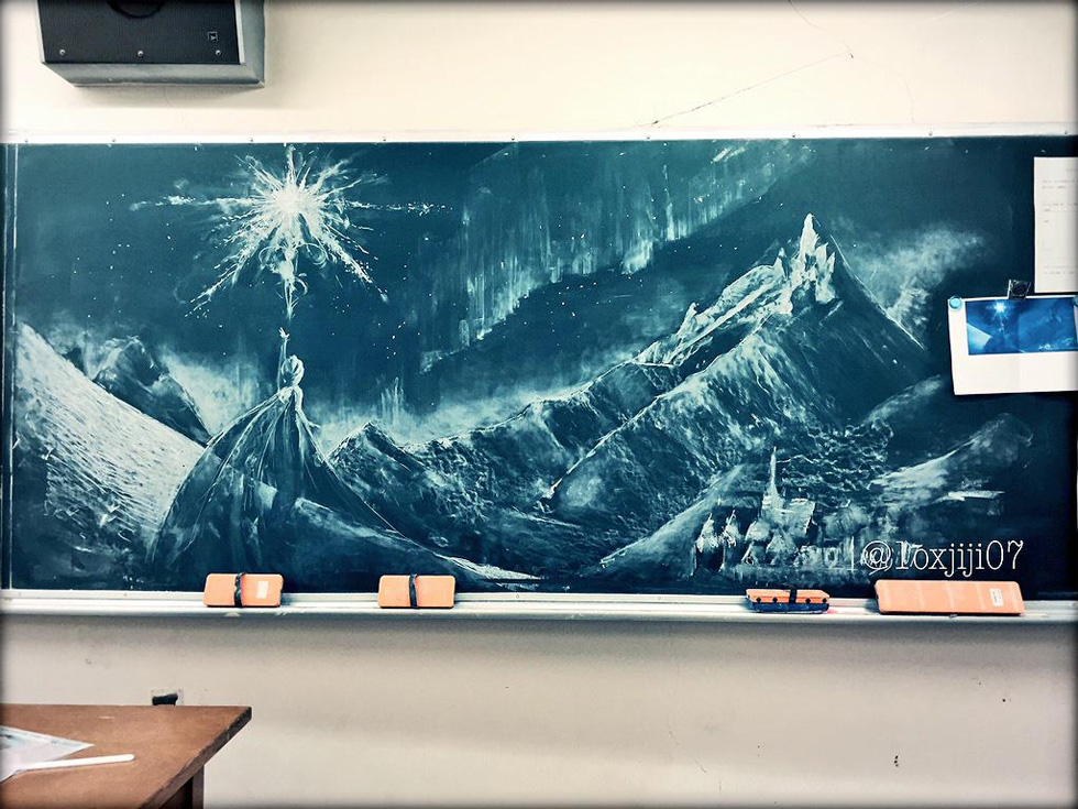 日本高中生高考后用粉笔在黑板上绘制《冰雪奇缘》