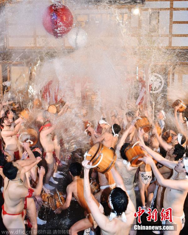 日本举行“泼汤祭”男子互泼温泉