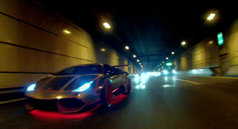 日本飙车族用LED灯装点豪车 酷炫如飞驰焰火