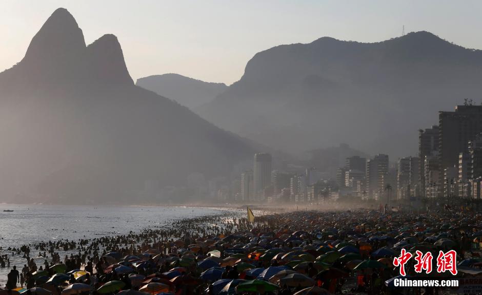 巴西迎盛夏民众海滨消暑似“下饺子”