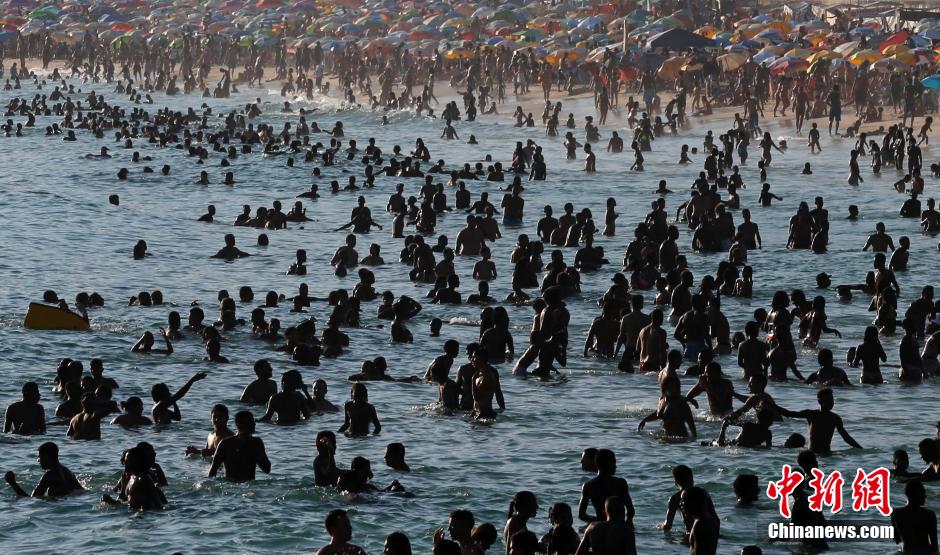 巴西迎盛夏民众海滨消暑似“下饺子”