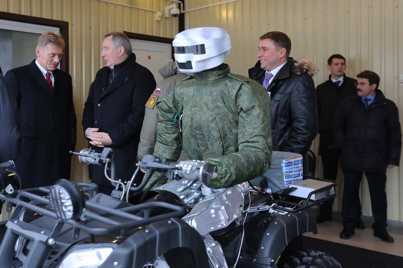 俄作战机器人受普京接见 表演驾车射击
