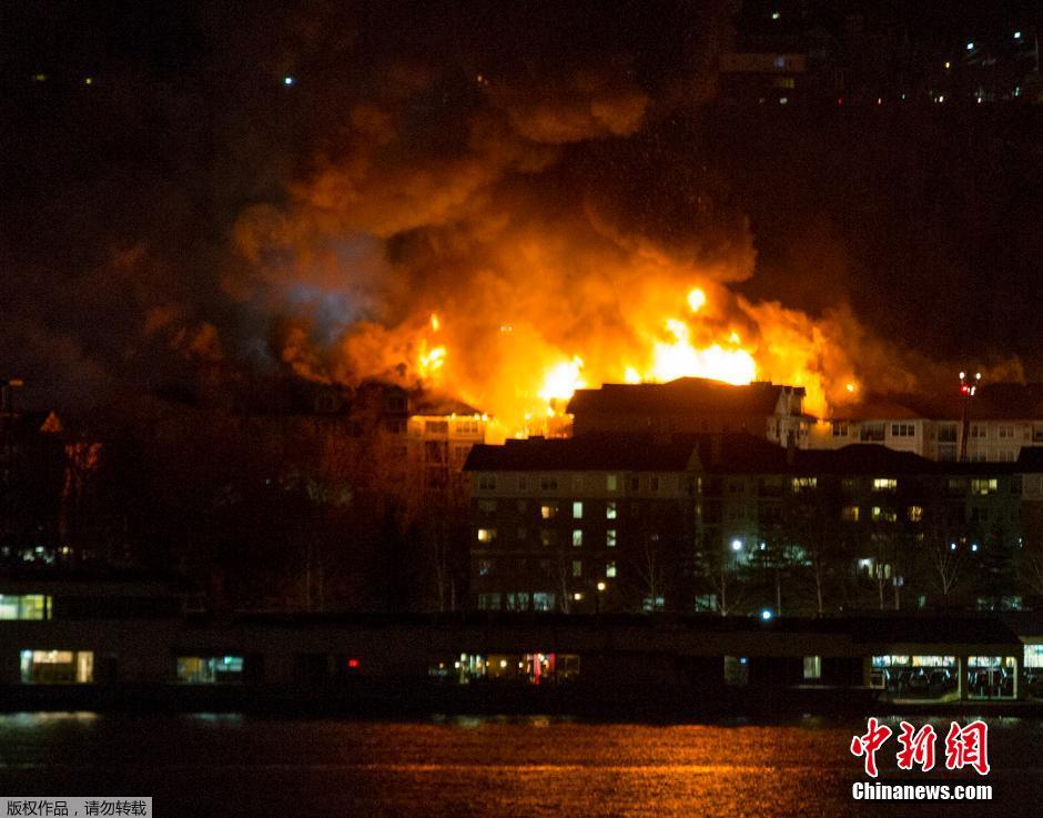 美国新泽西一公寓楼发生大火 数百人无家可归