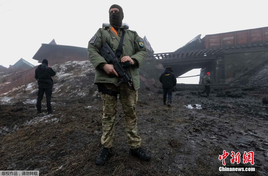 乌东部再起武装冲突 铁路大桥被毁