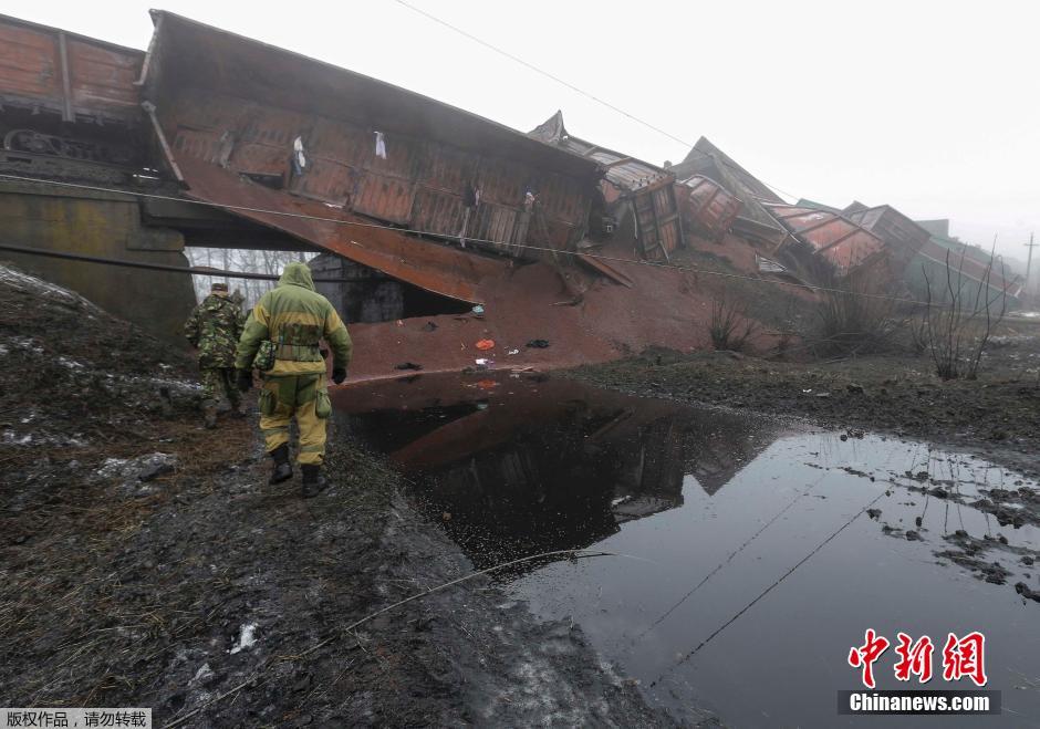 乌东部再起武装冲突 铁路大桥被毁