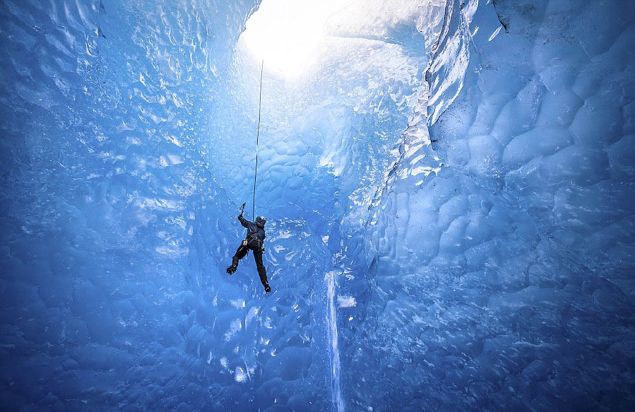 美探险家深入冰缝 拍摄冰川内部梦幻般美景