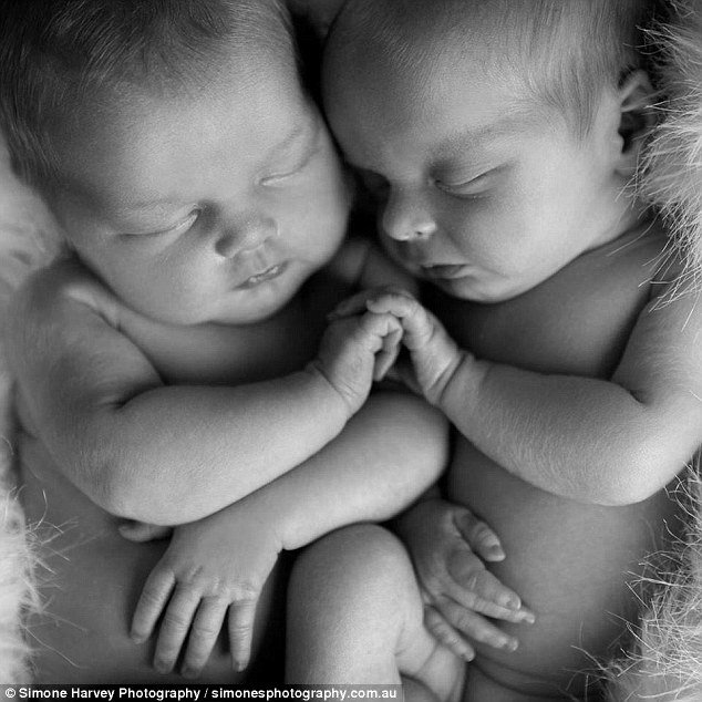 母亲分娩时自行用手取出双胞胎 共生11个孩子