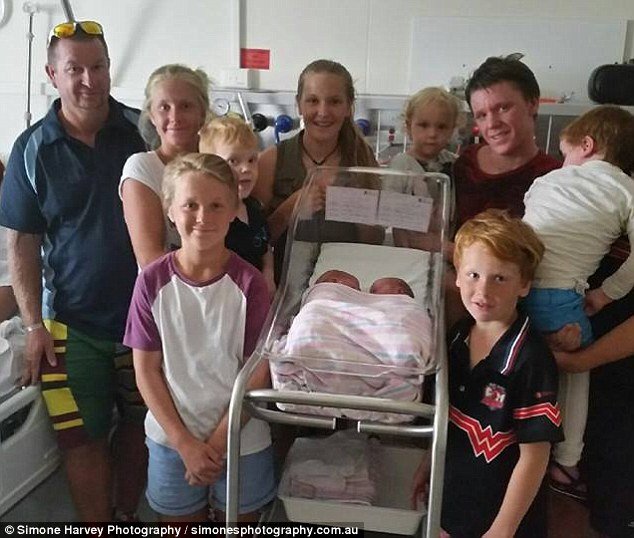 母亲分娩时自行用手取出双胞胎 共生11个孩子
