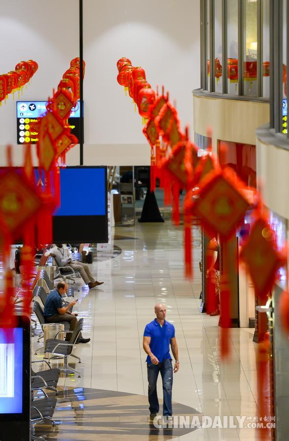 “中国红”扮靓南非约翰内斯堡机场 年味十足
