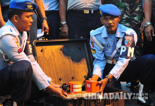 印尼调查人员：亚航坠机事故初步报告不含黑匣子数据