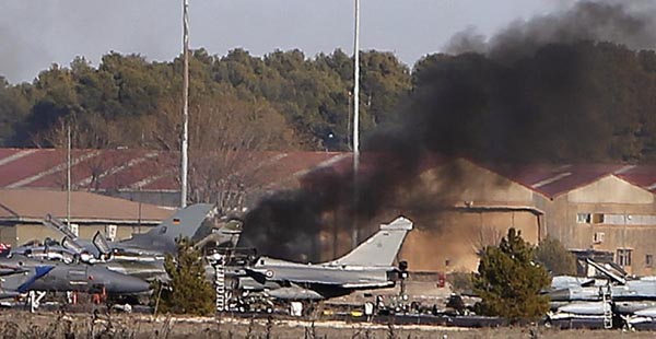 希腊一战机西班牙演习中坠毁 至少10人死亡
