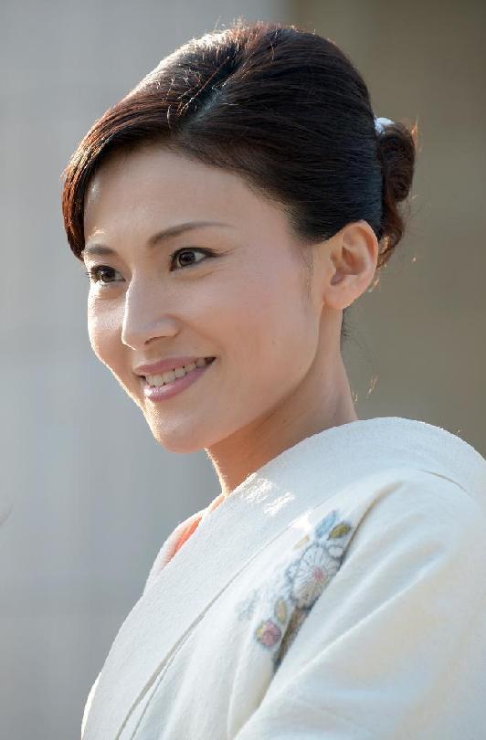 日本例行国会成女议员和服秀场