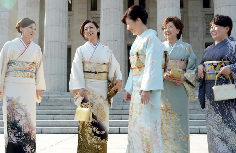 日本例行国会成女议员和服秀场