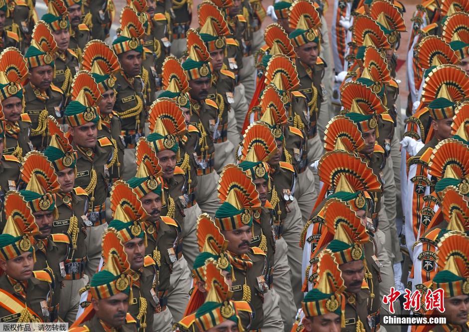 印度庆祝共和日大阅兵 摩托车钻火圈