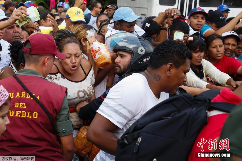 委内瑞拉物资匮乏 民众抢购引发冲突