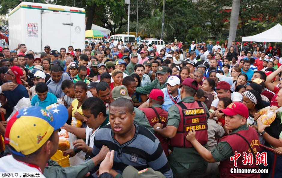 委内瑞拉物资匮乏 民众抢购引发冲突