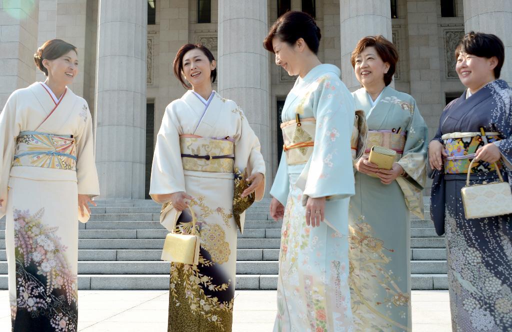 日本例行国会成女议员和服斗艳秀场