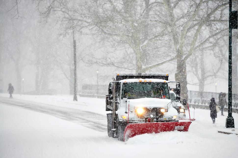 美国遭特大暴风雪袭击 多个州进入紧急状态