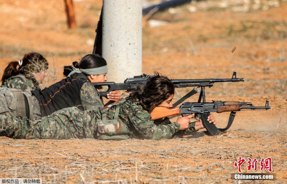 库尔德女兵真枪实弹射击 步枪机枪火箭筒全招呼