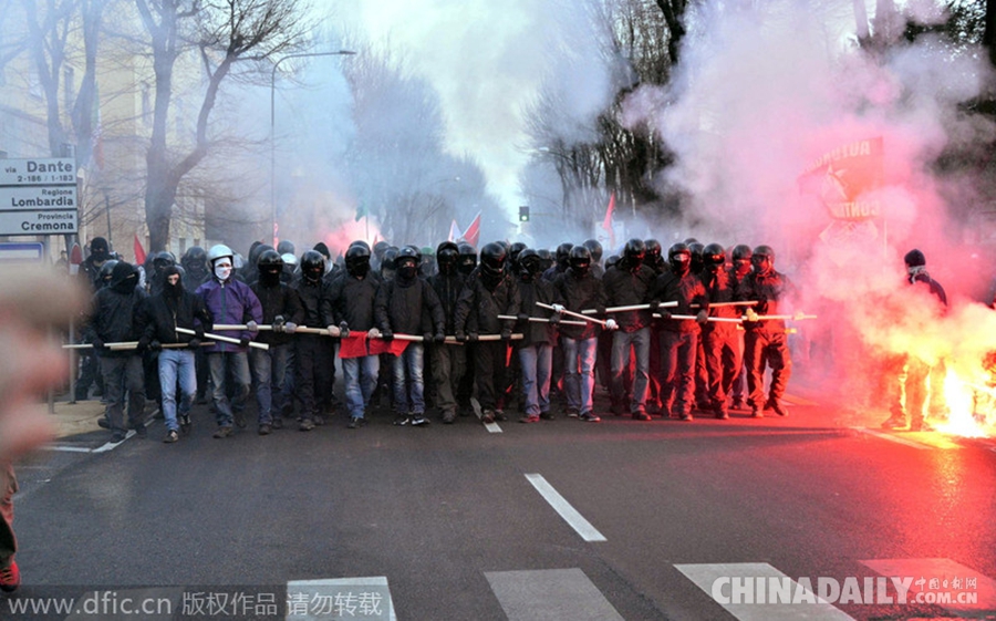 意大利反法西斯示威 抗议者与警察激烈冲突