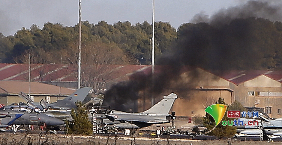 希腊战机在西班牙坠毁砸中多架飞机 10人丧生