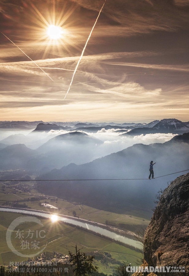 奥地利牛人阿尔卑斯山顶走钢丝 只为体验云端漫步