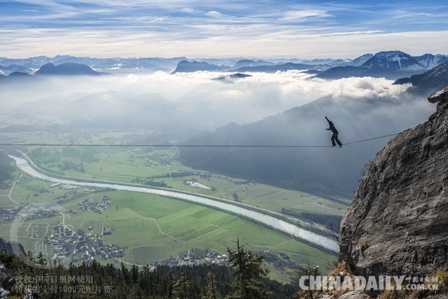 奥地利牛人阿尔卑斯山顶走钢丝 只为体验云端漫步