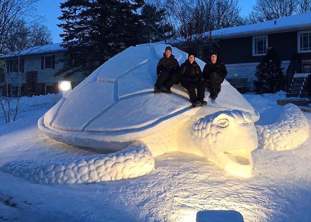 美国三兄弟花300小时建巨龟雪人