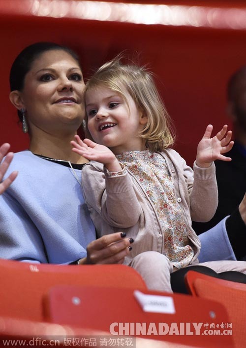 瑞典小公主随父母看比赛 表情百变萌萌哒（组图）