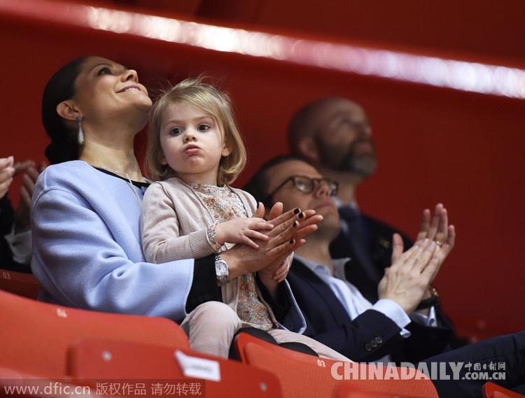 瑞典小公主随父母看比赛 表情百变萌萌哒（组图）