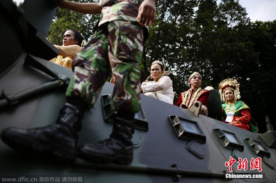 印尼数千对新人坐装甲车参加军方赞助婚礼