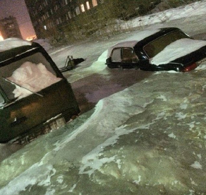 俄罗斯一城市水管爆裂 严寒中瞬间结冰