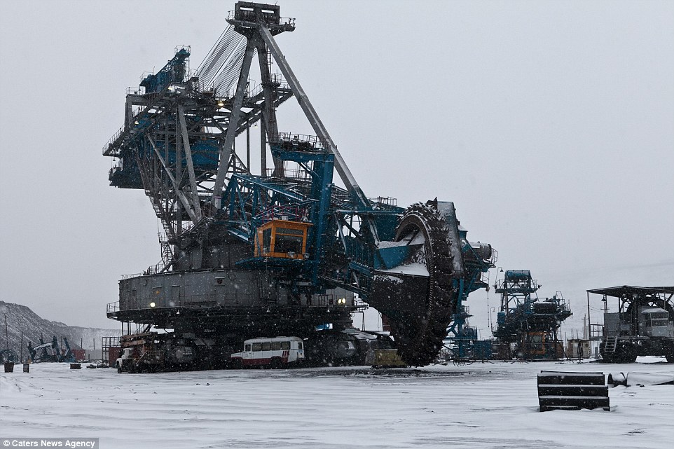 全球最大斗轮挖掘机 4万5千吨重
