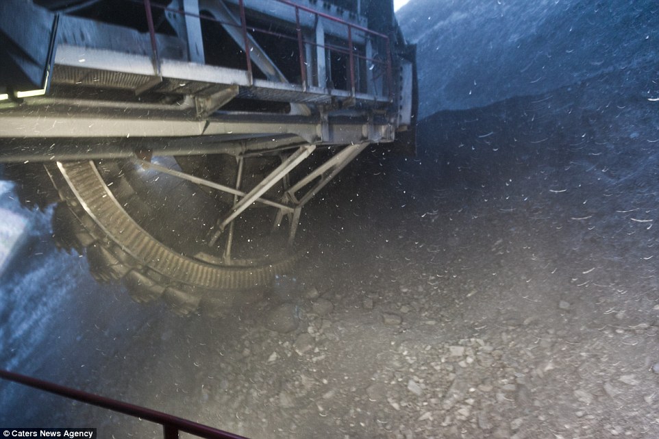 全球最大斗轮挖掘机 4万5千吨重
