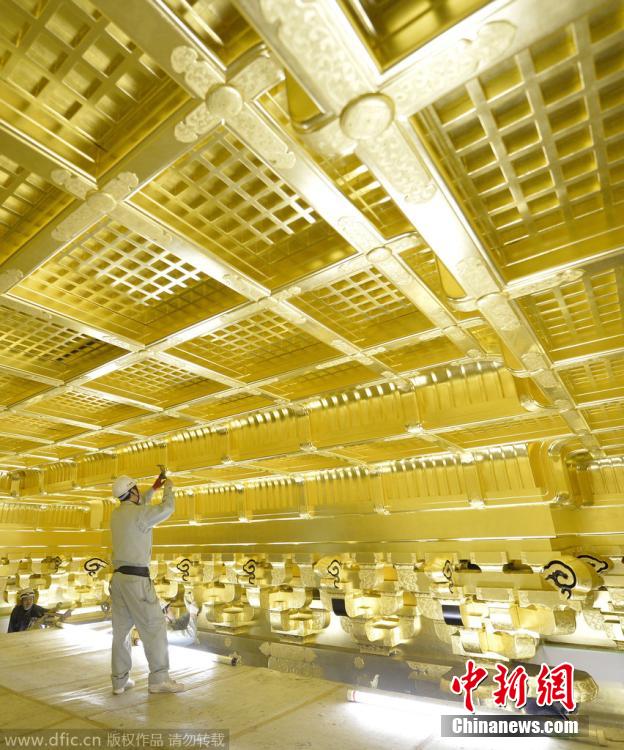 日本一寺院用30万枚金箔打造“佛国净土”