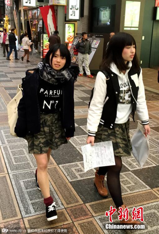 实拍日本寒冬中穿超短裙的女孩[2]