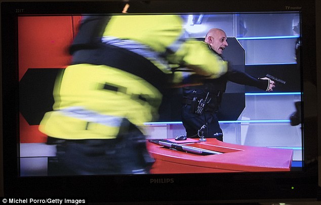 荷兰：枪手闯入直播间被警方逮捕现场