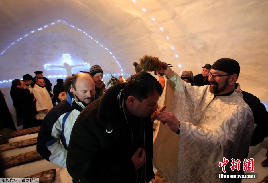 罗马尼亚山顶冰教堂 民众雪中做弥撒