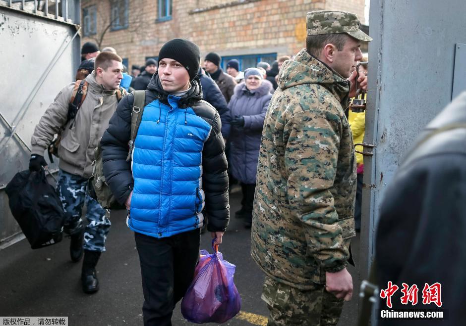 乌克兰政府军新兵入伍 父亲隔围栏吻别孩子
