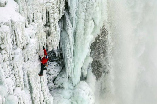 冒险家完成世界最大跨国瀑布攀爬