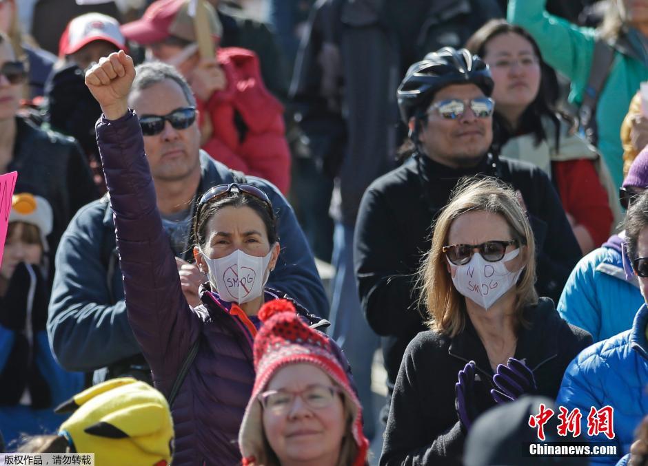 美民众议会大楼前戴防毒面具示威 抗议空气污染