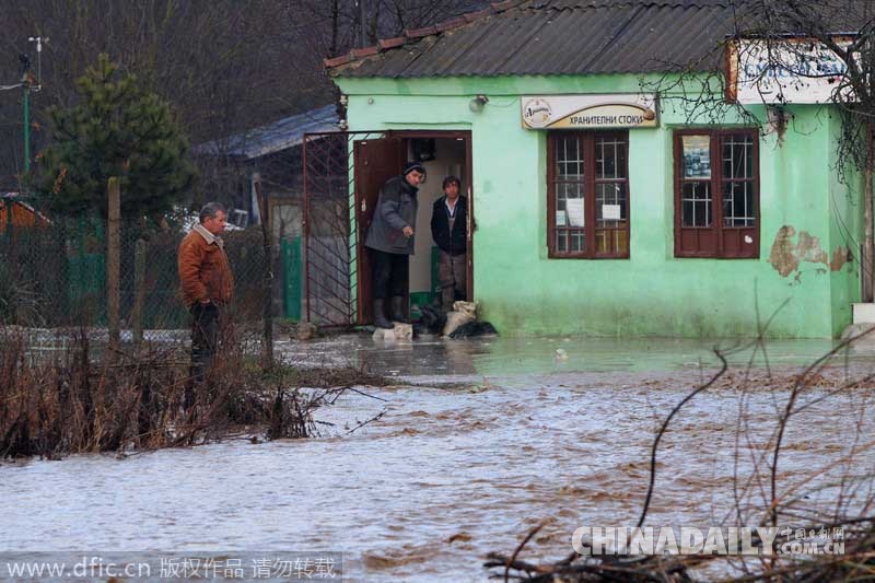 保加利亚首都遭洪水侵袭 造成2人死亡