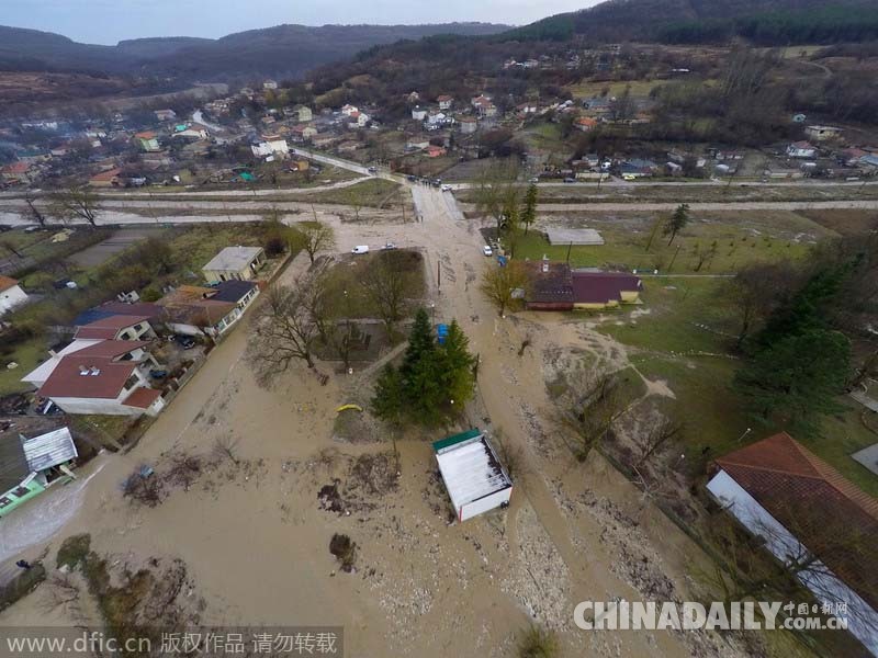 保加利亚首都遭洪水侵袭 造成2人死亡