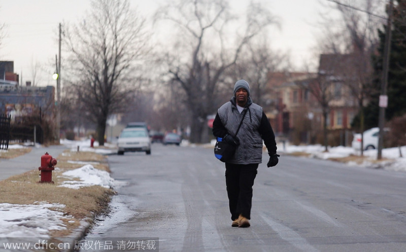 美国男子十年如一日 步行34公里上下班