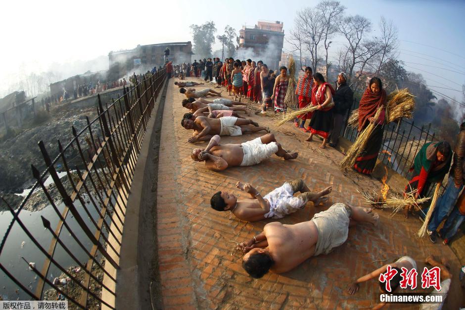 尼泊尔印度教信徒地面“打滚”祈福