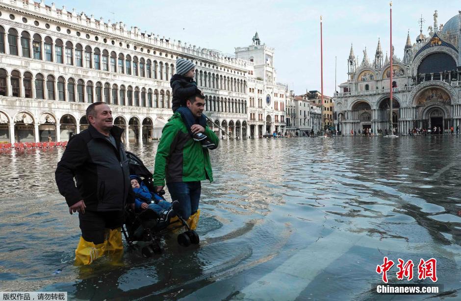 威尼斯发生洪水 游客水中穿梭游兴不减