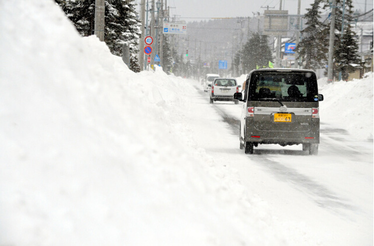 北海道遭遇创纪录大雪 积雪达179厘米窗户被掩埋