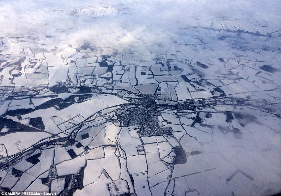 英国迎大范围降雪 部分地区现乳白天空奇观