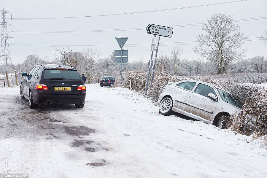 英国迎大范围降雪 部分地区现乳白天空奇观