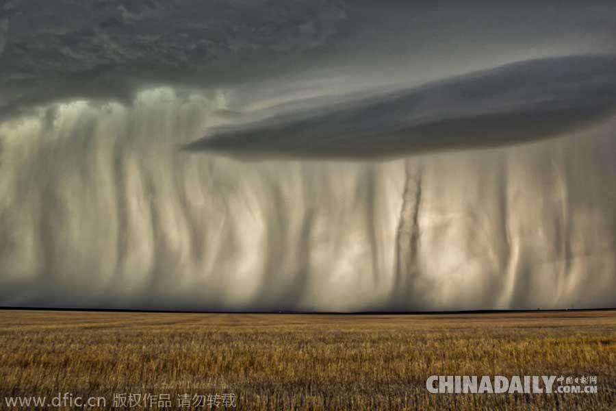 美高中教师冒生命危险拍摄雷暴 乌云遮天堪比末日